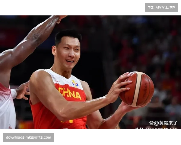 【2026年4月CBA联赛·人物·特写特写：老将易建联现身东莞篮球中心，观战广东队季后赛